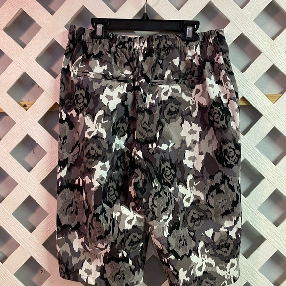 Isaac Mizrahi Live Tall 24/7 Stretch Bermuda Shorts Black Floral 8-Tall - Picture 3 of 6